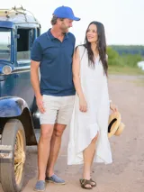 Vestido blanco sin mangas con volado en el ruedo, confeccionado en lino.