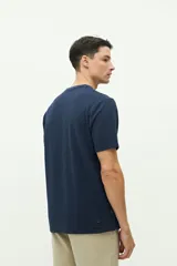 Remera azul marino de manga corta con logo bordado en el pecho.