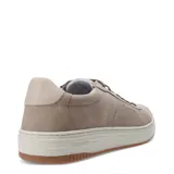 Zapatos acordonados de cuero color marrón claro, con suela blanca y detalle de marca en el lateral.