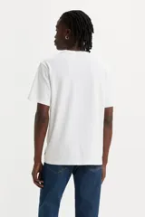 Remera blanca de algodón con estampa rectangular con diseño abstracto en tonos celeste, rosa y amarillo, con logo Levi's en negro.