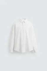 Camisa blanca con estampado de cuadros en tonos grises y amarillos, de corte regular fit, cuello italiano, manga larga con puños abotonados y cierre frontal con botones.