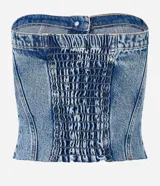 Top de jean celeste, estilo corset, sin breteles, con escote recto, botones delanteros y lastex en la espalda.