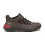 Zapatillas Caterpillar Crail Sport Low color marrón con detalles en rojo y negro. Capellada de nobuk engrasado, forro de malla de nylon suave y transpirable, plantilla de espuma acolchada, entresuela de EVA duradera y ligera, y suela de goma para mayor tracción.