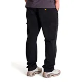 Pantalón cargo color verde oliva, de corte recto, con bolsillos laterales con solapa y bolsillos traseros.