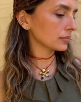 Aros dorados con forma de flor.