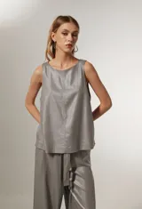 Musculosa plateada de lino y viscosa, corte holgado, con cuello a la base y cierre de botón en la espalda.