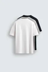 Pack de tres camisetas básicas de hombre, corte regular, cuello redondo y manga corta.