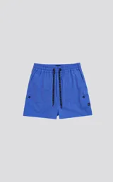 Short de baño azul con calce regular, cuatro bolsillos, elástico en la cintura y cordón para ajustar.