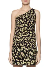 Remera negra con estampado animal print en tonos verde claro y amarillo. Diseño de un solo hombro.