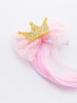 Broche con extensión de pelo sintético en degradé de rosa a verde, decorado con corona dorada y moño de tul con lentejuelas.