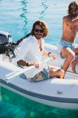 Camisa azul marino de lino con manga larga y botones de coco natural.