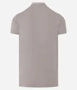 Remera de viscosa color gris topo, corte slim, con cuello tipo mao y abotonadura parcial.