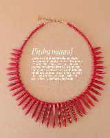 Collar corto de cuentas rojas con púas cónicas rojas.