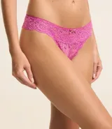 Bombacha bikini hilo color rosa con encaje floral y moña en la cintura.