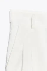 Pantalón culotte blanco de tiro alto confeccionado en lino.