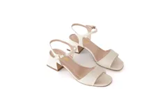 Sandalias de cuero color blanco con taco cuadrado de 5 cm y tira delgada ajustable al tobillo.