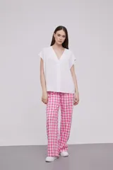 Blusa blanca con escote en V y mangas cortas.