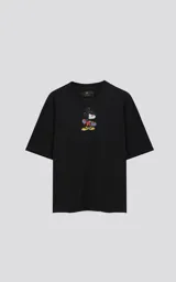 Remera negra de manga corta con cuello redondo y calce oversize. Estampado frontal de Mickey Mouse andando en skate.