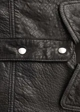 Chaqueta corta de cuero negro con cuello camisero, cierre frontal con botones a presión plateados, bolsillos laterales y puños abotonados.