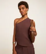 Blusa de viscosa color marrón chocolate, con escote asimétrico de un solo hombro, bretel ancho y regulador lateral.