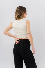 Musculosa corta color gris jaspeado, con cuello cuadrado y tirantes anchos.