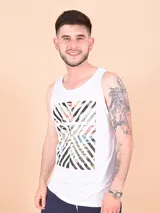 Musculosa blanca con estampado abstracto en el frente.