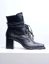 Bota corta de cuero color marrón con cordones finos y taco cuadrado de madera.