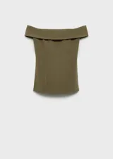 Top color verde oliva con escote off-shoulder, corte ajustado y bajo asimétrico con aberturas laterales.