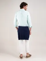 Camisa celeste de hombre, marca El Ganso, de corte regular fit, cuello button-down, manga larga con puño simple y logo bordado en el pecho. Confeccionada en tejido oxford compuesto por 93% algodón y 7% algodón reciclado.