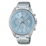 Reloj cronógrafo Casio Edifice con caja y pulsera de acero inoxidable plateado. Presenta una esfera azul claro con tres subesferas (cronógrafo) y un visor de fecha. Tiene marcadores de hora aplicados y agujas plateadas. La resistencia al agua es de 100 metros.
