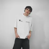 Remera blanca de algodón con corte oversize y estampado con el logo de la marca en el pecho.