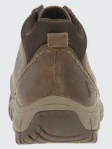 Bota de cuero marrón con cordones, caña baja y suela de goma.