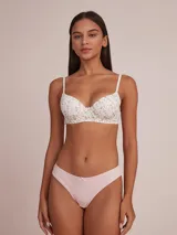 Culotte blanco de encaje con diseño clásico y detalle de lazo en la parte frontal.