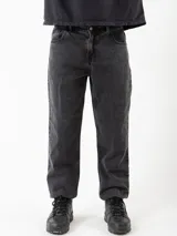 Pantalón de jean negro con corte recto y tiro alto.