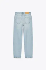 Pantalón de jean rosado, de tiro alto, corte mom leg y largo tobillero.