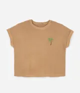 Remera de algodón texturizado color camel, con cuello redondo, manga corta con bajo plegado y un pequeño bordado de palmera en el pecho.
