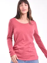 Remera de manga larga color ladrillo, con escote en V.