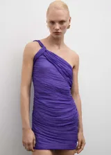 Vestido corto de fiesta color violeta, de un solo hombro, con drapeado en todo el cuerpo y corte ajustado.