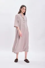 Vestido largo color visón con cuello solapado, manga corta y corte holgado.
