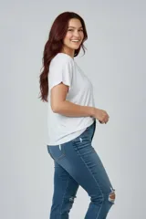 Remera blanca de algodón, corte amplio y mangas cortas.