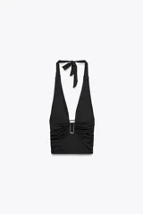 Top negro de cuello halter ajustable con lazadas, espalda descubierta, detalle de aplicación metálica en el delantero y drapeado lateral.