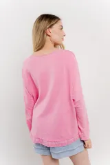 Remera verde lima de corte holgado con cuello redondo y mangas largas.