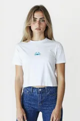 Remera blanca de corte crop con estampado de un cangrejo azul.