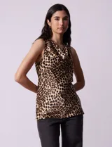 Blusa sin mangas de satén con estampado animal print y cuello volcado.