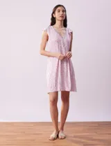 Camisón corto negro con estampado de lunares blancos, escote en V con puntilla blanca y botones.