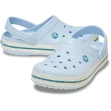 Zuecos Crocs Crocband™ color celeste con banda blanca y detalles de motas de colores.