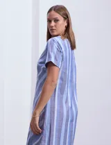 Vestido azul con estampado de líneas diagonales, escote en V y mangas cortas.