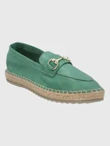 Slip on de cuero verde con detalle de hebilla y suela de esparto.