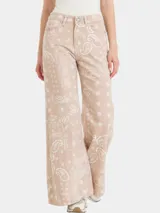 Pantalón palazzo de tiro alto, color beige con estampado de cachemir en blanco.