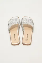 Sandalias bajas color blanco con tiras anchas de tejido trenzado.